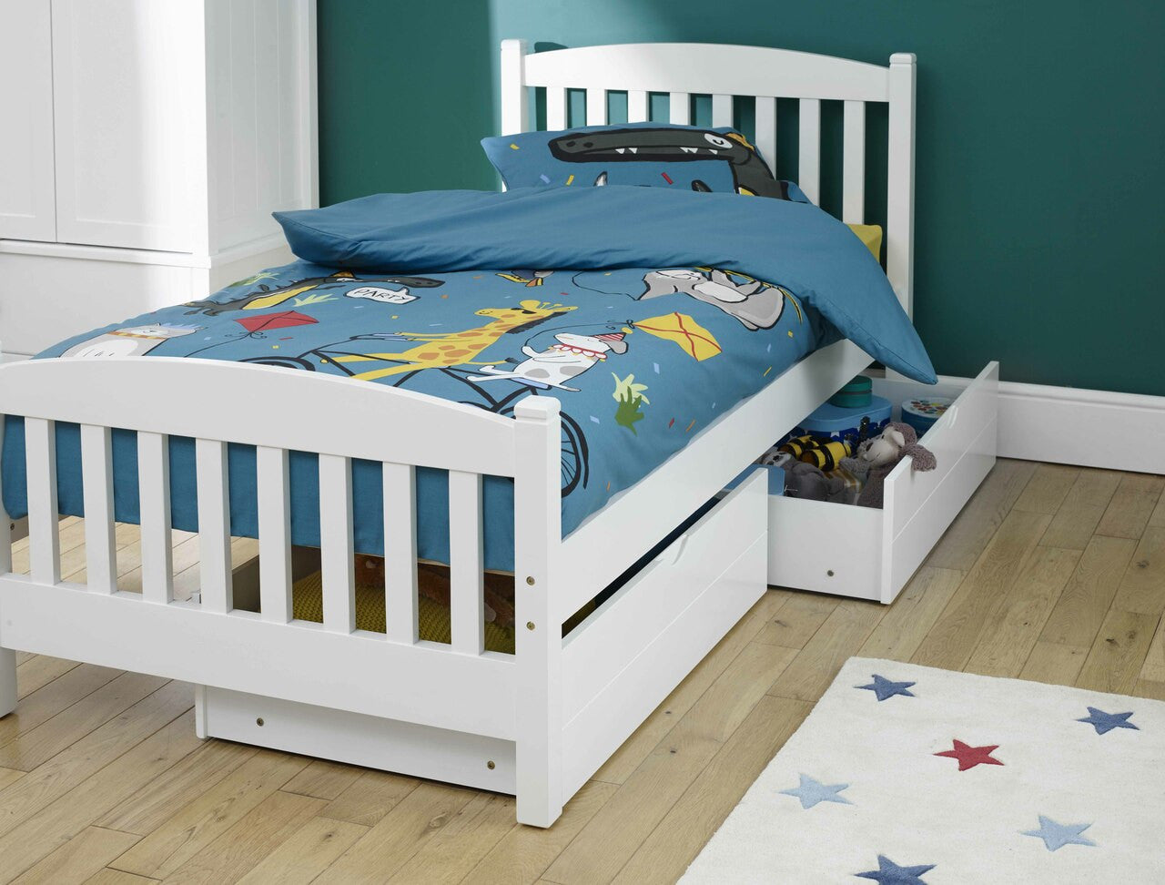 Snowy bed with 2 small trundles drawer