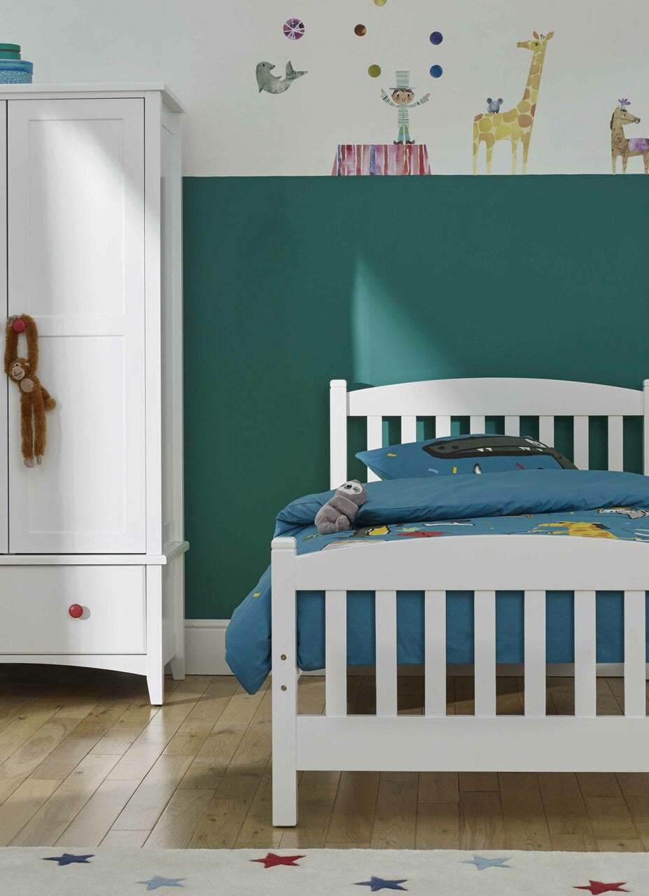 Snowy Single Bed Furniture Set in white